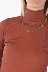 Ribbed Lightweight T-PAENOCK Turtleneck Sweater with Chain